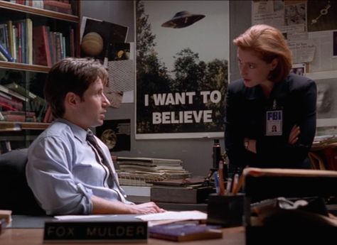 Mulder and Scully doing their banter-y thing in the season five episode "Bad Blood." (Screenshot by Ella Morton) Object of Intrigue: The X-Files' 'I Want to Believe' Poster | Atlas Obscura Tea Leoni, Vince Gilligan, Mulder Scully, Fox Mulder, Dana Scully, David Duchovny, Movies And Series, Gillian Anderson, Bad Blood