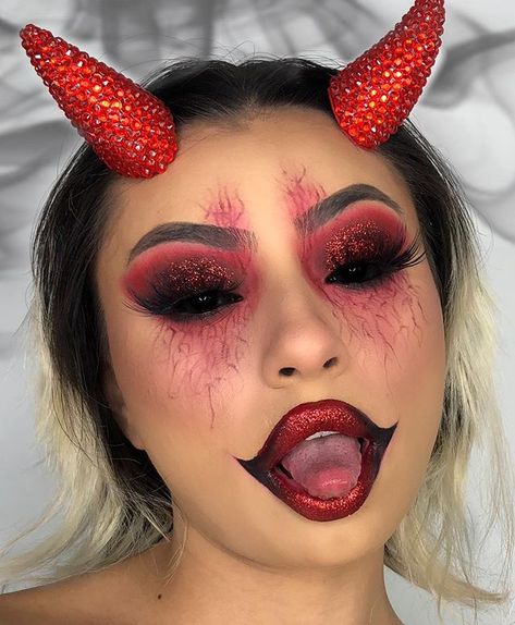 ✨ 🌺 H E Y S O F I !! 🌺 ✨ on Instagram: “👹D E V I L F A C E👹 . 🇺🇸- A quick and easy devil makeup for those who wanna rock a spooky look for this season 👹🕸 . 🇨🇴- Un facil y rapido…” Scary Face Makeup, Halloween Devil Makeup, Hallowen Schminke, Devil Makeup Halloween, Fest Smink, Demon Makeup, Halloween Glam, Devil Makeup, Halloweenský Makeup