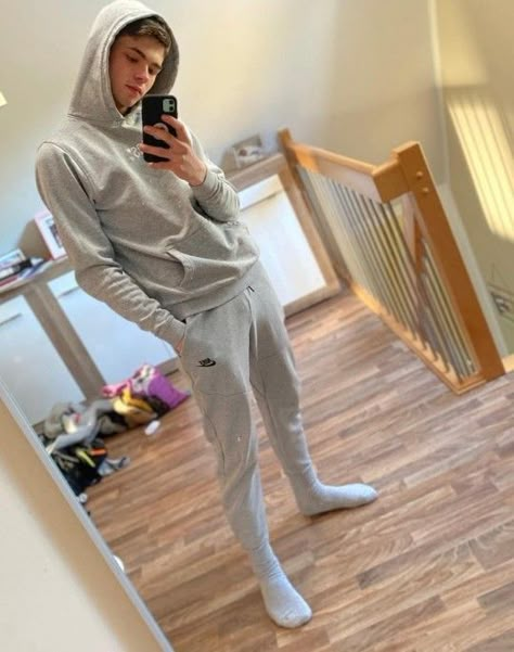 Guys In Grey Sweatpants, Men Abs, Cute Babies Photography, Sneakers And Socks, Cute White Guys, Soccer Socks, Tumblr Boys, Grey Sweatpants