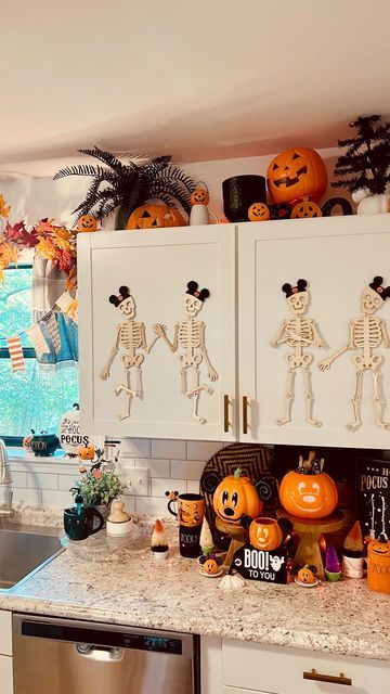 Halloween Ideas For Apartments, Disney Halloween Kitchen Decor, Mickey Fall Decor, Halloween House Decorations Indoor, Halloween Kitchen Cabinet Decor, Disney Halloween Home Decor, Disney Halloween Decorations Diy, Halloween Decorations Indoor Bedroom, Cozy Fall Aesthetic Home