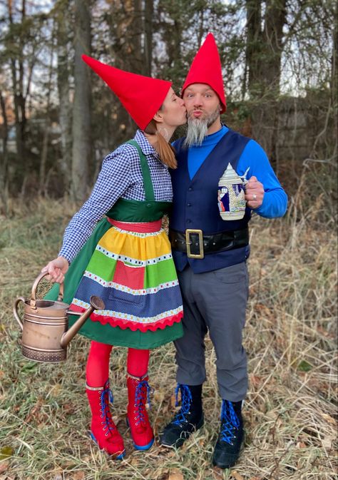 Halloween Costumes Squad, Juliet Halloween, Gnome Costume, Best Group Halloween Costumes, Santa Belt, Funny Couple Halloween Costumes, Halloween Costumes To Make, Clever Halloween, Clever Halloween Costumes