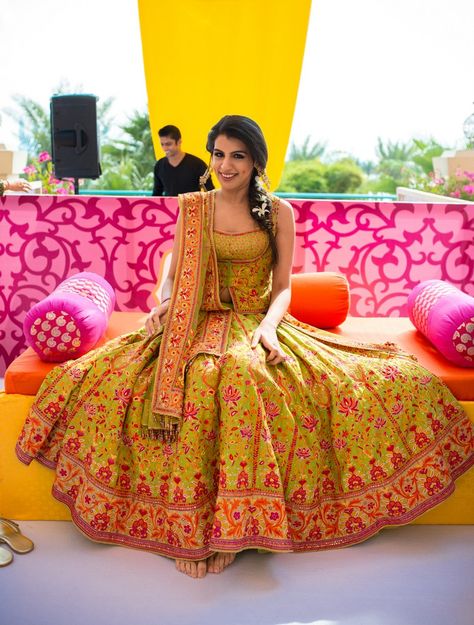 We have the latest picks of Fab Indian Mehndi Outfit Style Ideas.Trending Mehndi lehenga styles and wow offbeat suits for the modern Indian Bride! New Lehenga, Mehndi Outfit, Bridal Mehndi Dresses, Mehndi Dresses, Mehndi Dress, Mehendi Outfits, Lehenga Style, Salwar Kamiz, Indian Bridal Dress