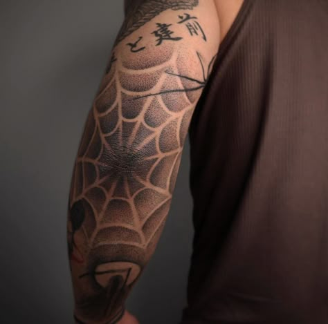 Spider Web Tattoo Elbow, Herren Hand Tattoos, Tato Flash, Tattoo Sleeve Filler, Spider Web Tattoo, Web Tattoo, Forarm Tattoos, Muster Tattoos, Elbow Tattoos