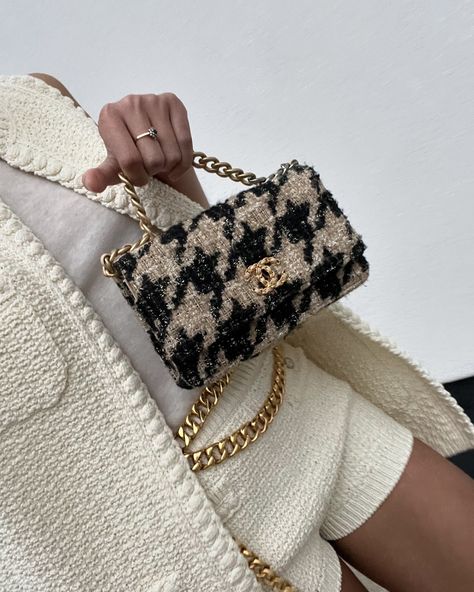 OOTD: Chanel 🤍🖤 #outfitoftheday #chanel #summeroutfit #fashioninspo #pinterest #styleinspo Tweed Chanel Bag, Channel Tweed, Chanel Tweed Bag, Chanel 19 Bag, Tweed Set, Tweed Bag, Chanel 19, Chanel Tweed, June 19