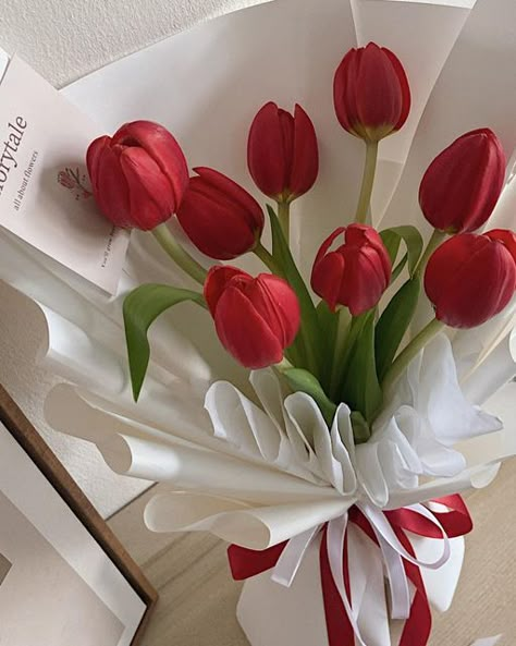 109K likes, 54 comments - florytale__ on November 30, 2023: "elegant red tulips🌷 #florytale #fttulips #ftcustomisedbouquet #klangflorist #klflorist #tulip..." Red Tulips Bouquet, Tulips Bouquet, Nothing But Flowers, Flower Therapy, Red Tulips, Favorite Flower, November 30, Elegant Red, Favorite Flowers