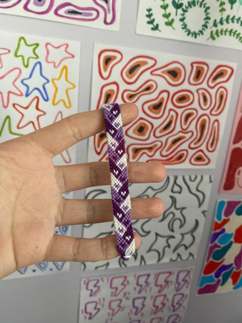 Simple Bracket Patterns, Type Of Bracelets, Pattern For Friendship Bracelet, Bracket Book Patterns, Cute Embroidery Bracelets, Purple Bracelet Patterns, Normal Pattern Bracelet Easy, Evil Eye Friendship Bracelet Pattern, Friendship Bracelets Normal Pattern