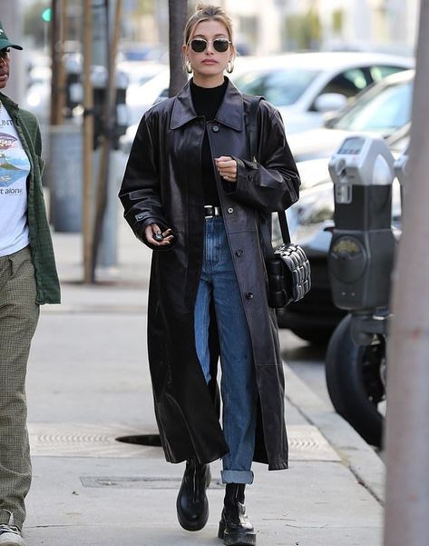 90s Celebrity Fashion, 2000s Celebrity Fashion, Trench Coat Street Style, South African Celebrities, Celebrity Style Men, Celebrity Fashion Fails, Estilo Hailey Baldwin, Celebrity Style Dresses, Celebrity Fashion Outfits