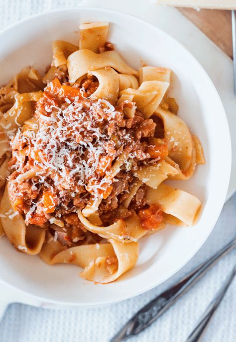 Pasta Sauce Slow Cooker, Slow Cooker Pasta Sauce, Mince Pasta, Pork Mince Recipes, Pork Pasta, Slow Cooker Pasta Recipes, Pork Ragu, Ground Pork Recipes, Ragu Recipe