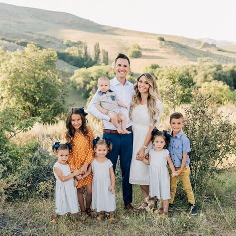 Family Portrait Color Schemes, 5 Kids Family, Family Photos Color Scheme, Family Portrait Outfits, Family Photo Colors, Big Family Photos, Portrait Color, Summer Family Photos, Family Photoshoot Outfits