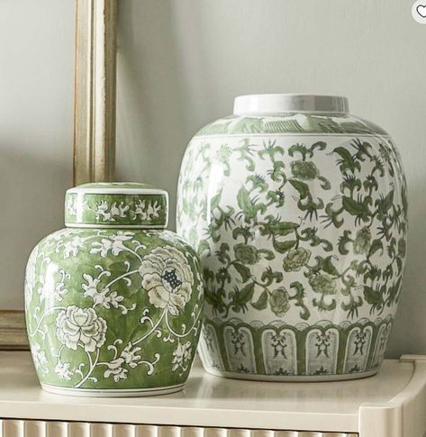 The Weekly Muse: 10th Edition Green Chinoiserie Vase, Green Chinoiserie Decor, Green Painted Furniture Ideas, Blue And Green Decorating Ideas, Modern Chinoiserie Bedroom, Chinoiserie Kitchen, Ginger Jars Decor, Green White Decor, Ginger Jar Painting