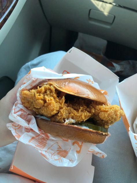 popeyes chicken sandwich popeyes restaurant Chicken Sandwich Aesthetic, Popeyes Aesthetic, Chicken Sandwich Popeyes, Popeyes Spicy Chicken Sandwich, Popeyes Fries, Popeyes Food, Popeyes Chicken Sandwich, Presentation Night, Fast Food Drinks