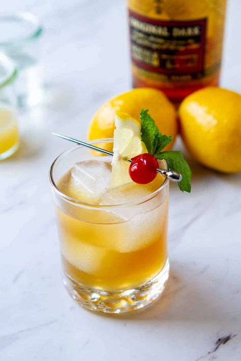 Rum Sour Recipe, Lemon Cocktail Recipes, Rum Sour, Lemon Cocktails, Booze Recipes, Lemon Drinks, Rum Cocktails Easy, Rum Drinks Recipes, Cocktails Easy