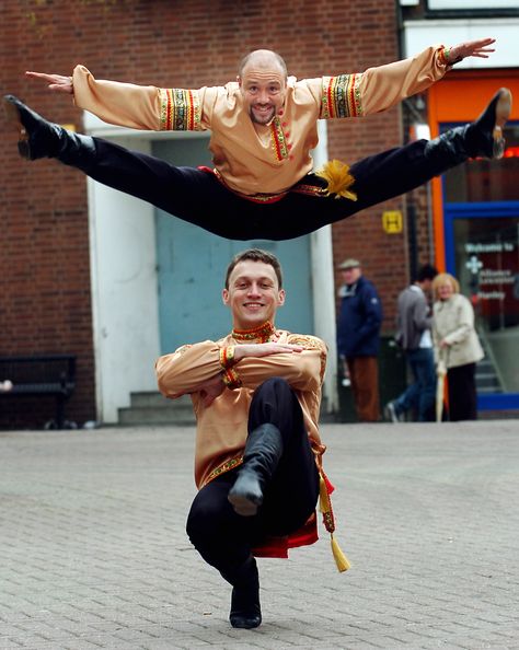 Russian Dancers Karate Art, Russian Dance, Cultural Dance, International Dance, Adult Ballet, Steve Mccurry, Types Of Dancing, World Dance, Russian Culture