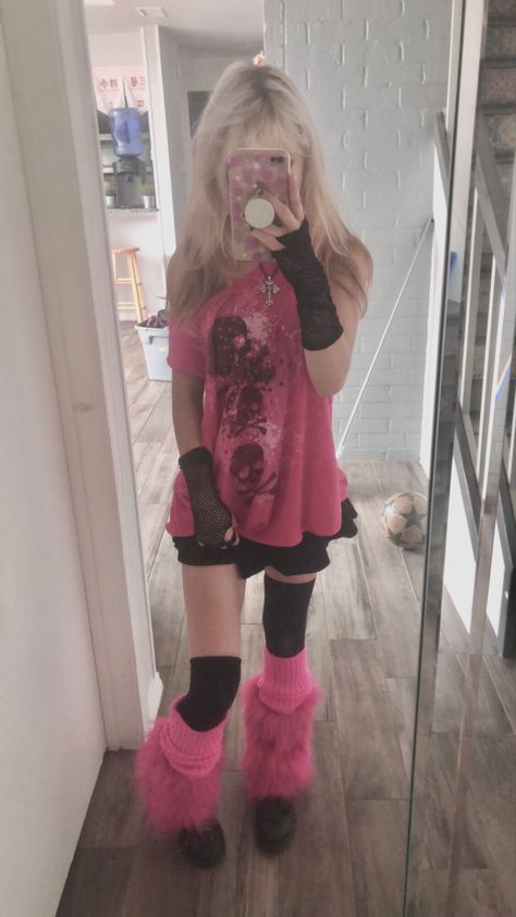 Y2k Gyaru Fashion, Grunge Pink Outfit, Pink Scene Outfits, Pink Grunge Outfits, Pink Grunge Outfit, Pink Punk Outfits, Scene Zombie, Pink Punk Aesthetic, Emo Summer Outfits