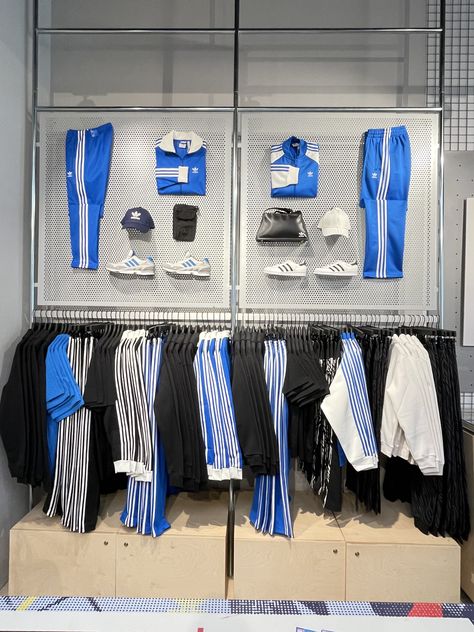 Shirt Display Ideas Retail Store Design, Adidas Visual Merchandising, Nike Visual Merchandising, Visual Merchandising Fashion, Urban Zone, Adidas Store, Point Of Sale Display, Fashion Displays, Visual Merchandising Displays