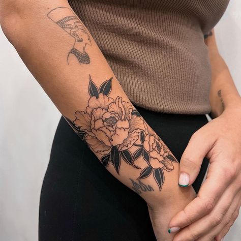 Medium Floral Tattoo, Vintage Flower Tattoos, Traditional Tattoo Art Flower, Sleeve Ideas Women, Botanical Forearm Tattoo, Aged Tattoo, Floral Filler Tattoo Ideas, Women Forearm Tattoo, Flower Tattoo On Forearm