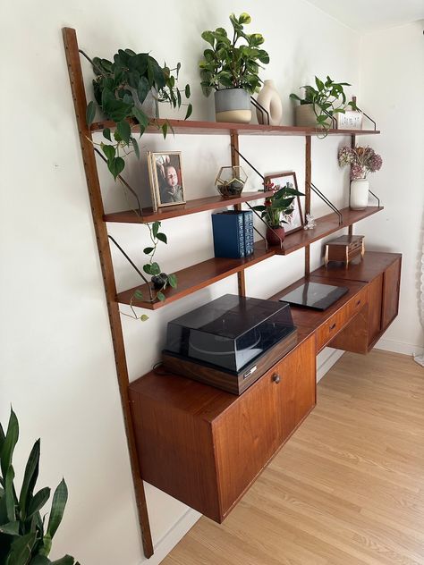 Mid Century 1960s Modular Danish Teak and Brass Royal System Poul Cadovius Style Bookshelf Three Bay Wall Unit Desk - Etsy Midcentury Modern Bookshelf Wall, Mcm Shelves Decor, Mid Century Studio Apartment Ideas, Bookshelf Mid Century Modern, Book Shelves Mid Century, 1960s Interior Design Mid Century, Mid Century Bookshelf Styling, Mid Century Modular Shelving, Mid Century Shelf Styling