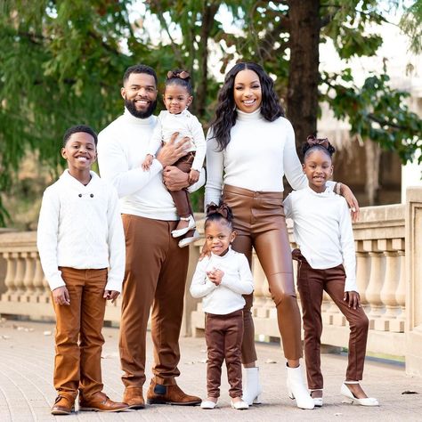 Family Holiday Pictures, Christmas Pictures Outfits, Christmas Family Photoshoot, Big Families, Large Family Photos, Mommy Daughter Outfits, Amazing Husband, Fall Family Portraits, African American Family