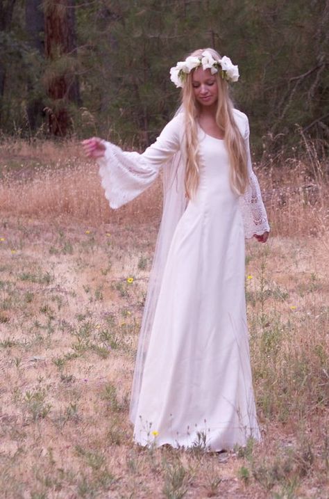 Flower crown Wedding Dresses Canada, 70s Wedding Dress, Hippie Bride, Retro Wedding Dresses, Wedding Dresses Hippie, Hippie Wedding, Hippy Chic, Trendy Wedding Dresses, Bohemian Wedding Dress