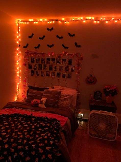 Halloween Inspired Bedroom, Halloween Decorated Bedroom, Halloween Decorations Indoor Bedroom, Halloween Theme Room, Halloween Room Ideas Bedrooms, Halloween Room Aesthetic, Halloween Room Decor Aesthetic, Fall Themed Room, Halloween Room Ideas