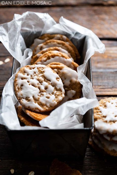 old fashioned iced oatmeal cookies Crispy Oatmeal Cookies, All Butter Pie Crust, Iced Oatmeal Cookies, Levain Bakery, Oatmeal Cookies Chewy, Cookie Brownie Bars, Oatmeal Cookie Recipes, Cookie Calories, Scrumptious Desserts