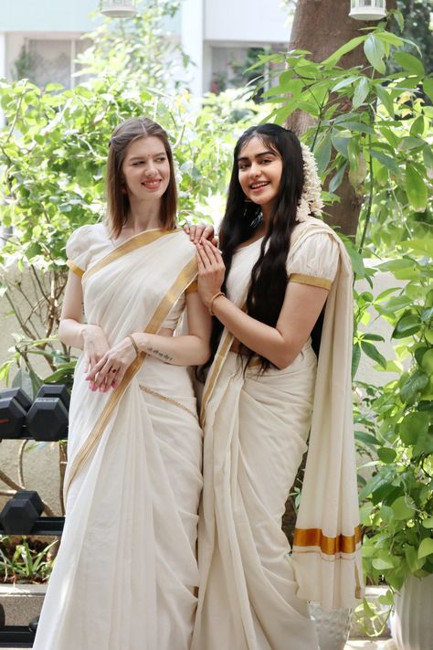 Danish girl with Indian girl wearing white sarees Adah Sharma Saree, Bestie Marriage, Onam Poses, Set Saree Kerala, Festive Photoshoot, Bengali Woman, Kerala Kasavu Saree, Dupatta Styling, Onam Outfits