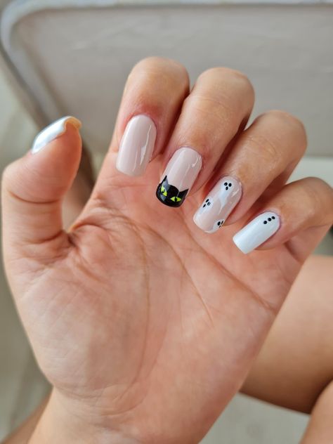 Ghost And Cat Nails, Cat Halloween Nails, Halloween Nails Cat, Halloween Cat Nails, Cat Nail Art Designs, Cat And Ghost, Ghost Nails, Nail Art Simple, Cat Nail Art