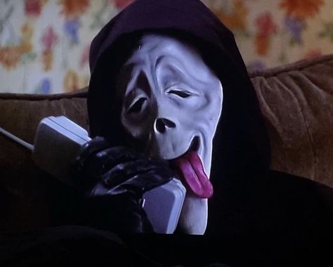 Doofy Scary Movie, Scary Movie 2000, The Scary Movie, Ghost Face Wallpaper Aesthetic, 2000 Aesthetic, Streamers Twitch, Scream Mask, Ariana Instagram, Scary Movie Characters