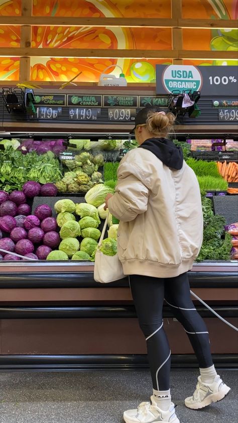 Grocery Run Outfit, Fitness Influencer Aesthetic, Running Errands Aesthetic, Errands Aesthetic, Aesthetic Grocery, Website Photoshoot, Afternoon Vibes, Walk Photo, Farmers Market Outfit