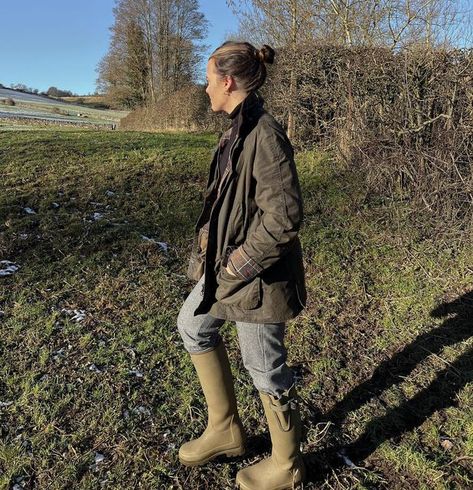 Countryside Walk Outfit, Country Walk Outfit, Farm Boots For Women, English Fashion Women, Countryside Aesthetic Outfit, British Countryside Fashion, English Country Outfits Women, English Countryside Outfit, Barbour Aesthetic