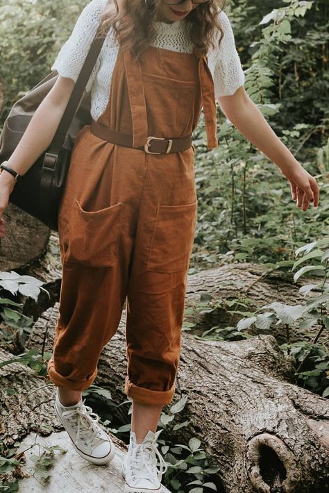 Warm brown dungarees, white knitted short sleeve top, brown belt and off white trainers. @katielucydeacon. Cottagecore Outfit, Mode Hippie, Cottagecore Outfits, Look Retro, Cottagecore Fashion, Kleidung Diy, Mode Boho, Neue Outfits, Ethical Clothing