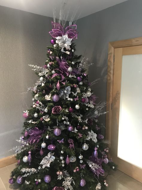 Christmas Tree Decorations Blue, Purple Christmas Tree Decorations, Purple Christmas Decorations, Christmas Tree Inspo, Purple Christmas Tree, Tree Themes, Elegant Christmas Trees, Silver Christmas Tree, Purple Trees