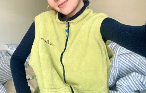 Hiking Fleece Outfit, Fleece Vest Outfits For Women, Fishing Outfit Summer, Fall Vest Outfits Women, Summer Granola Outfit, Green And Blue Outfit, Fleece Vest Outfit, Green Vest Outfit, Sneakerhead Outfits