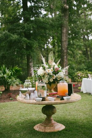 Backyard Drink Station, Cocktail Hour Backyard Wedding, Outdoor Wedding Water Station, Picnic Buffet Food Ideas, Drink Table Wedding Beverage Stations, Garden Party Drinks Station, Outdoor Welcome Party, Formal Backyard Wedding, Engagement Party Backyard Ideas