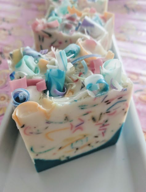 Confetti Soap, Soap Design Ideas, Cold Process Soap Designs, Homemade Soap Bars, Easy Soap Recipes, Săpunuri Handmade, Handmade Soap Recipes, Fancy Soap, Cold Process Soap Recipes