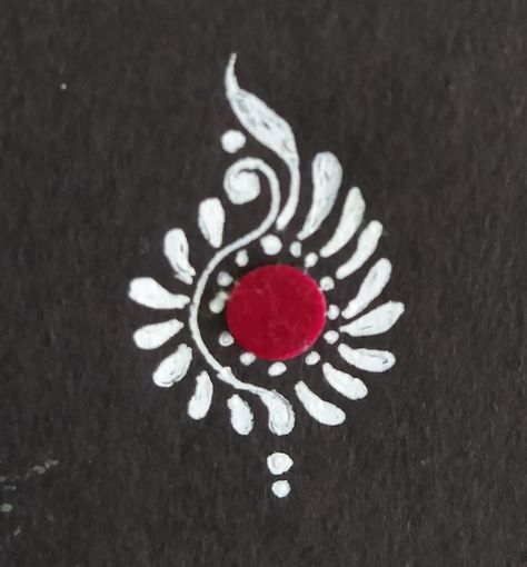 Red White Rangoli, Bengali Mehendi Designs, Easy Kolka Design, White Paint Rangoli, Easy Alpana Designs Bengali, Simple Kolka Design, Kolka Design Drawing, Simple Alpona Design Bengali, Bengali Kolka Design