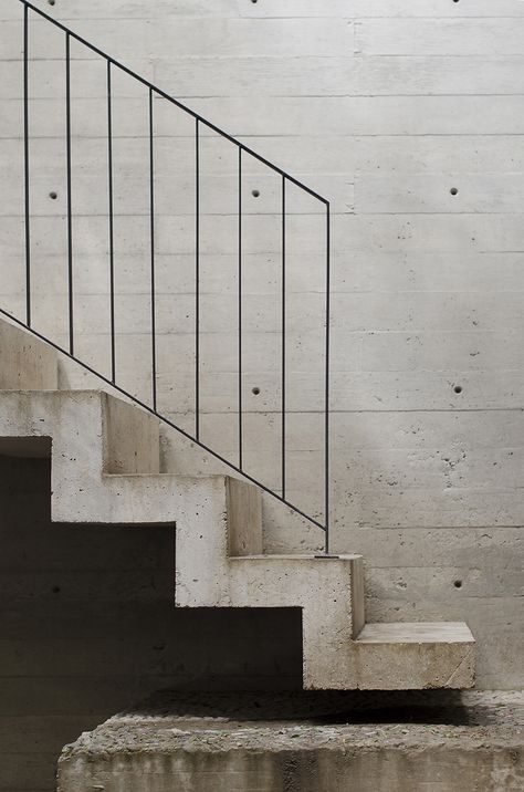 Image 17 of 44 from gallery of Casa BC / 3ARCH. Photograph by The Black Rabbit درابزين السلم, Vstupná Hala, Minimalist Dekor, Detail Arsitektur, Concrete Staircase, Escalier Design, Exterior Stairs, Concrete Stairs, Metal Railings