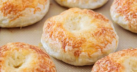 These quick asiago cheese bagels take way less time than traditional bagels, but they are every bit as delicious. They're packed with cheese, and so tender and chewy! Traditional Bagel Recipe, Baked Biscuits, Cheese Bagels, Bagel Sandwich, Homemade Bagels, Asiago Cheese, Bagel Recipe, Bread Machine Recipes, Asiago