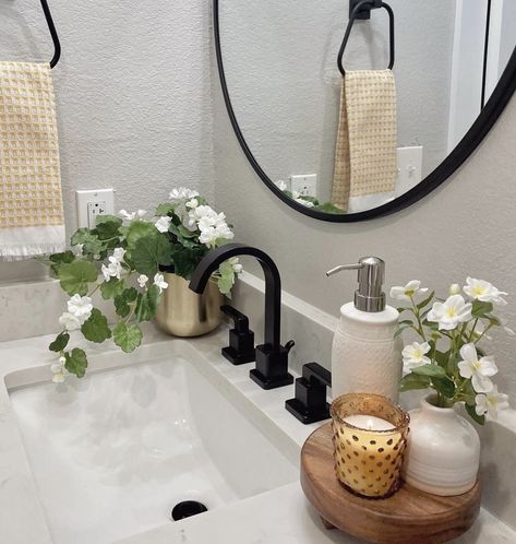 Spring Bathroom Decor Ideas, Spring Bathroom Decor, Spring Bathroom, Guest Bathroom Ideas, Bathroom Plants Decor, Small Bathroom Wallpaper, Neutral Bathroom Decor, Small Bathroom Ideas Black, Bathroom Ideas Black