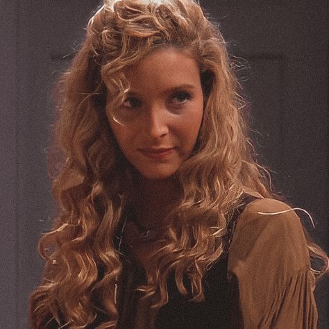 Phoebe Buffay Hair, Phoebe Core, Lisa Kudrow Friends, Phoebe Buffay Outfits, Regina Phalange, Lisa Kudrow, Polyamorous Relationship, Phoebe Buffay, Central Perk