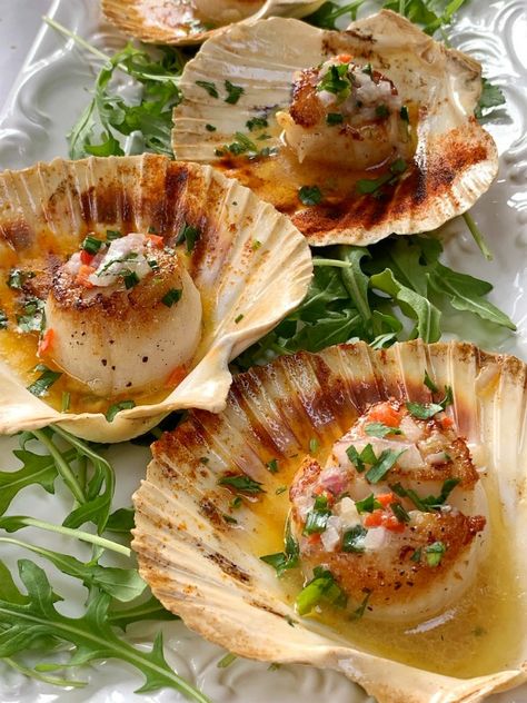 Seared Scallops Infused with Flavored Butter and Herbs - Proud Italian Cook Fest Mad, Seared Scallops, Flavored Butter, Scallop Recipes, Scallops Seared, Deilig Mat, Seafood Dishes, Food Plating, Naan