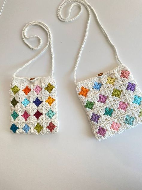 crochet project #CrochetPatternBag #CrochetPatternBagFree #CrochetPatternBagEasy Granny Square Bag Ideas, Sac Granny Square, Granny Square Häkelanleitung, Crochet Mini Bag, Corak Menjahit, Crochet Bag Pattern Free, Easy Crochet Patterns Free, Granny Square Bag, Bag Pattern Free