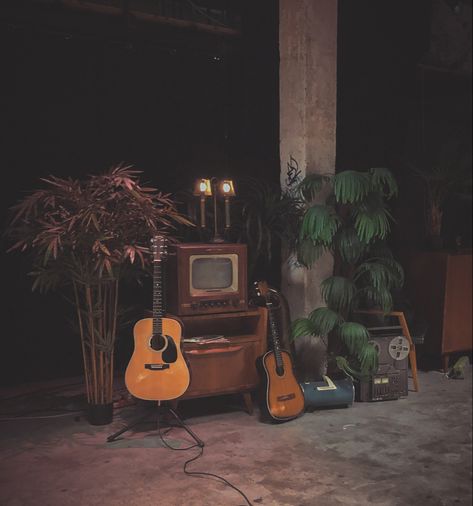 Acoustic Music Aesthetic, Green Couch Photoshoot, Jam Session Aesthetic, Live Music Aesthetic, Acoustic Aesthetic, Jordan Photoshoot, Content Photoshoot, Musician Aesthetic, Item Photography