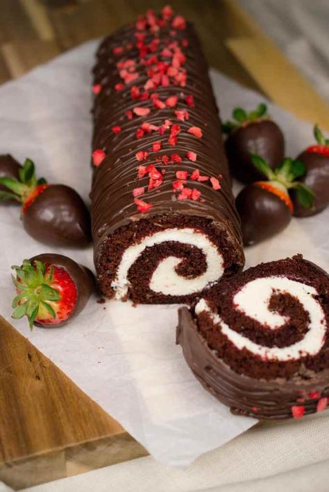 Chocolate Strawberry Swiss Roll - youthsweets Chocolate Strawberry Roll Cake, Swiss Roll Chocolate, Swiss Roll Design, Chocolate Swiss Roll Recipe, Strawberry Cake Roll, Strawberry Swiss Roll, Chocolate Cake Roll, Chocolate Strawberry Desserts, Chocolate Roulade