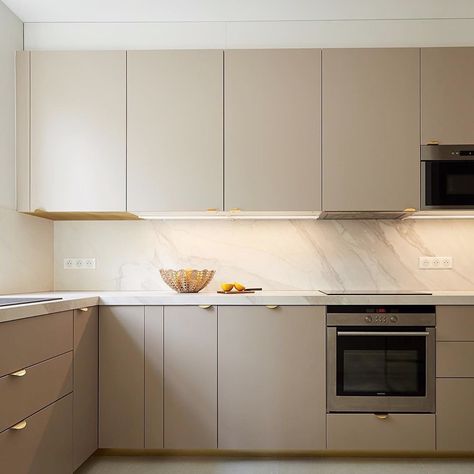 Ikea Kitchen Inspiration, Серая Кухня, Kitchen Ikea, Cabinet Organizers, Ikea Kitchen Design, Beige Kitchen, Kitchen Interior Design Decor, Scandinavian Kitchen, Elegant Kitchens