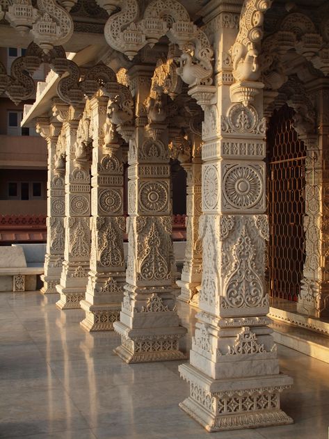 Delhi - Akshardham temple | Stefan Hajdu | Flickr Hindu Temple Interior, Akshardham Temple Delhi Photography, Indian Temple Pillar Design, Temple Aesthetics Indian, Indian Aesthetic Architecture, Temple Pillar Designs, Haridwar Aesthetic, Hindu Temple Aesthetic, Indian Temple Aesthetic