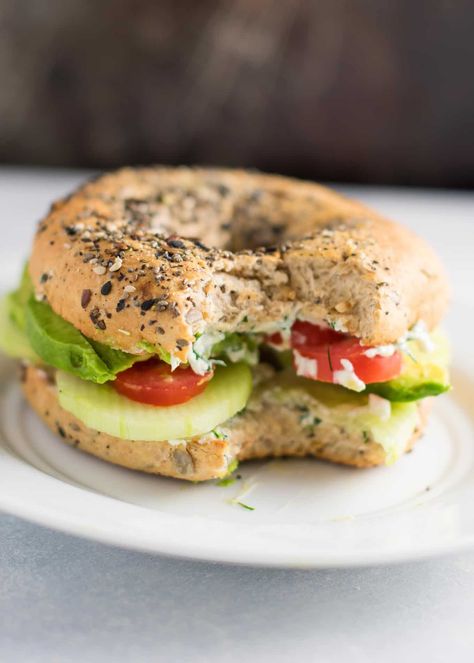 Everything bagel veggie sandwiches with garlic dill cream cheese. Add cucumbers, sliced tomato, avocado, or the veggies of your choice! Enchiladas Pasta, Bagel Sandwich Recipes, Dill Cream Cheese, Veggie Sandwiches, Veggie Bites, Bagel Toppings, Cheese Bagels, Mini Bagels, Tomato Avocado