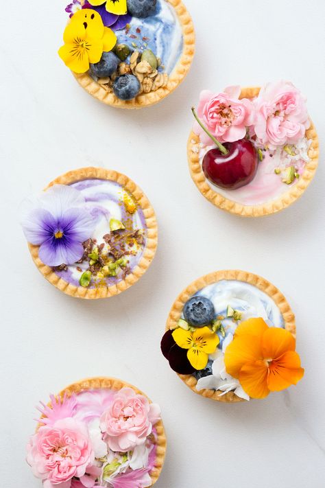 Edible Flowers pastel tarts food and product photography Flower Desserts, Edible Flowers Recipes, Flowers And Fruit, Pretty Dessert, Dandelion Recipes, Think Food, Flower Food, Cute Desserts, Creme Brulee