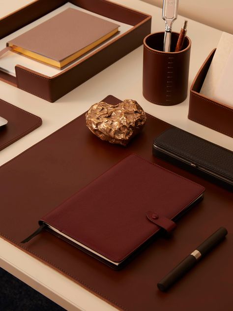 Smooth-grained saddle leather is the material of choice for pioneering Italian brand Rabitti. Naturally dyed with vegetable pigments and artisan-made in the company’s Genoese workshop, this chocolate-brown desk set includes a mouse mat, letter stand, pen pot and small storage box. Brown Office Decor, Leather Office Accessories, Leather Desk Accessories, Leather Desk Organizer, Brown Desk, Pen Pot, Small Storage Boxes, Office Stationary, Leather Tray