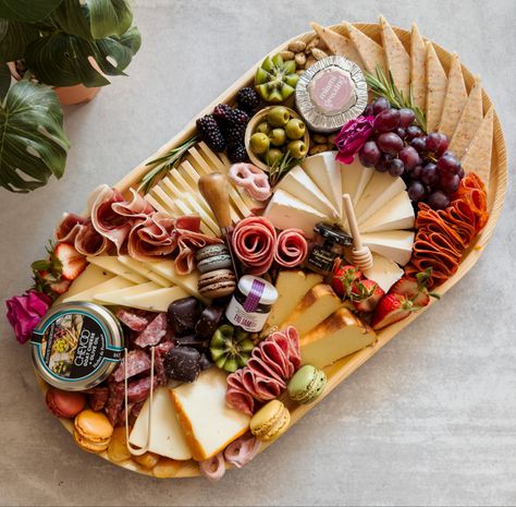 Perfect for charcuterie boaeds and catering! 22x12 inch. Cuban Charcuterie Board, Charcuterie Board Oval, Charcuterie Board Catering, Oval Charcuterie Board Ideas, Grazing Table Ideas, Plastic Serving Trays, Palm Leaf Plates, Serving Tray Set, Charcuterie Platter